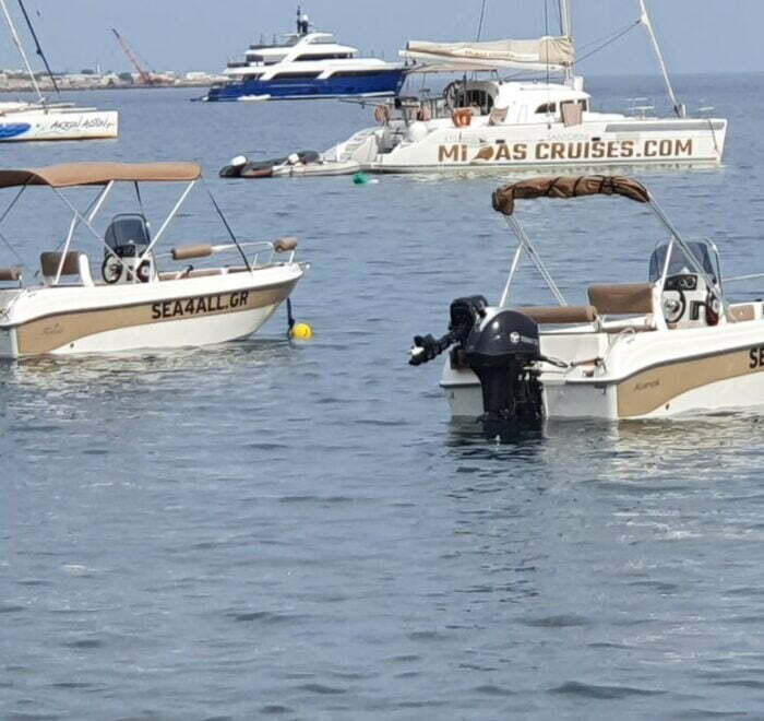 License free Boat rentals in Santorini